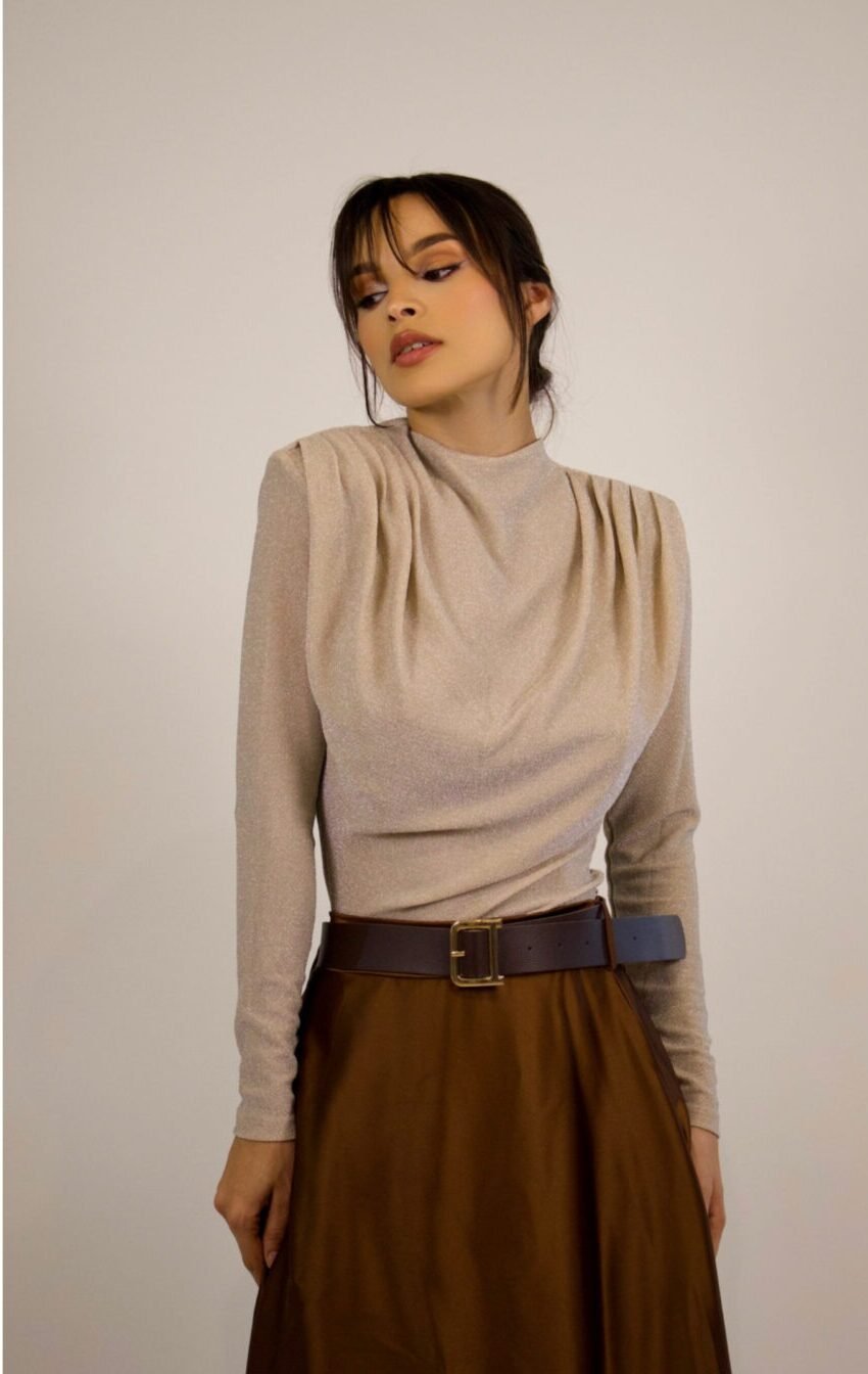 blusa drapeada con brillo