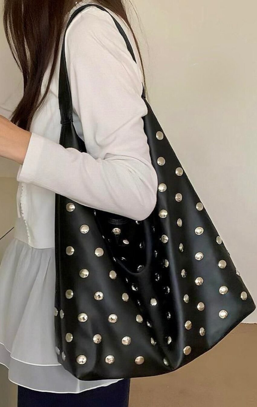 bolso tote con tachuelas