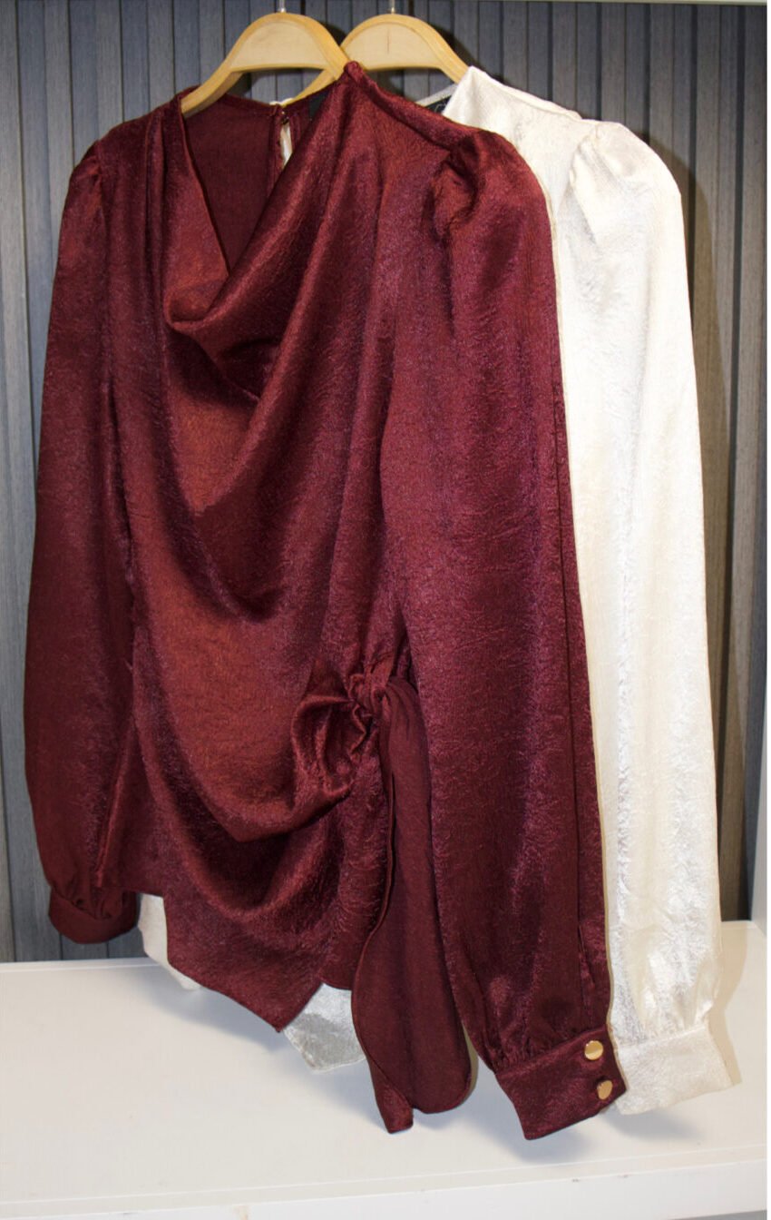 blusa satinada con cuello drapeado - Image 2