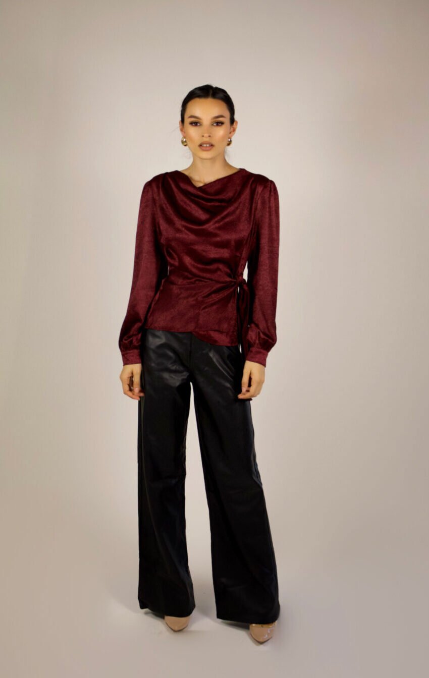 blusa satinada con cuello drapeado