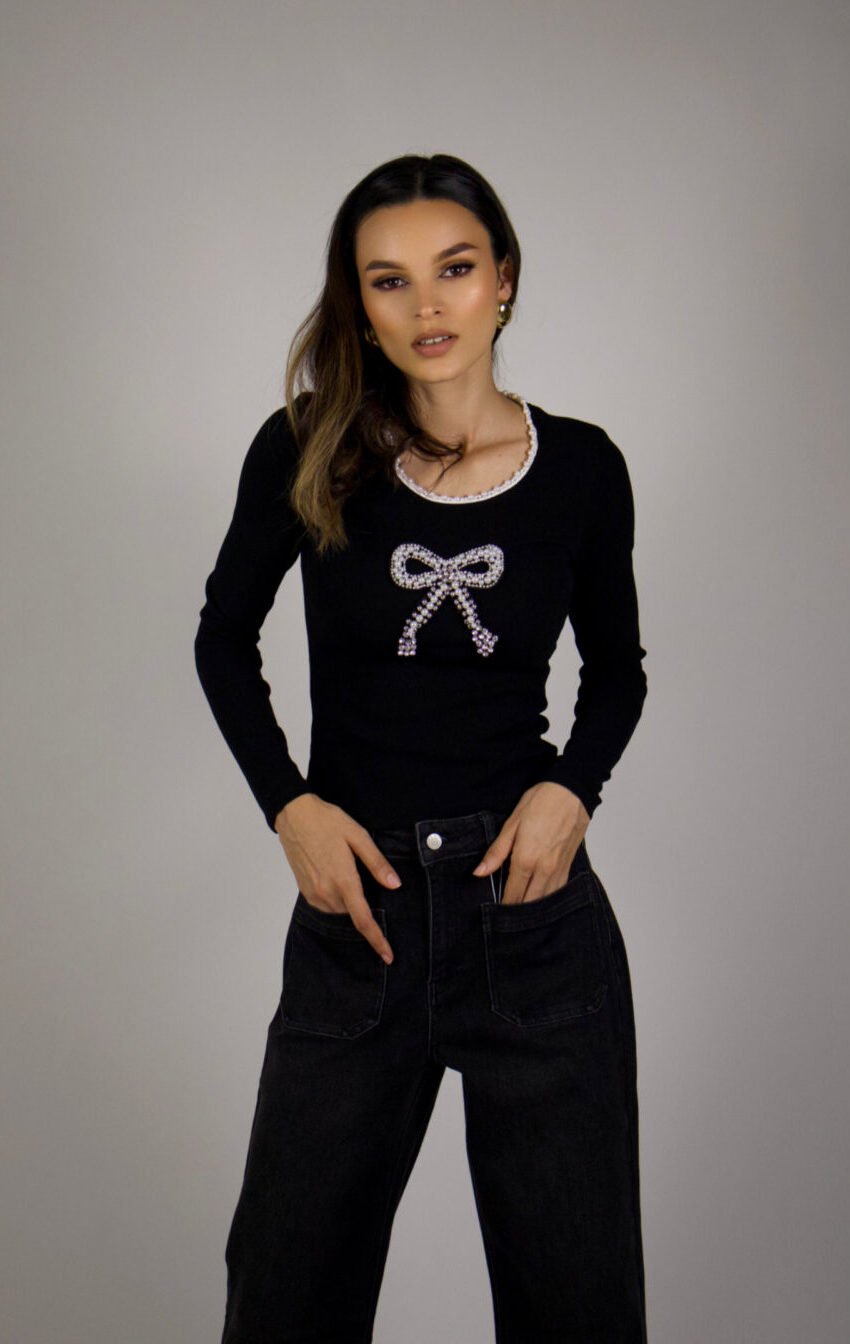 sweter basico con moño de perlas