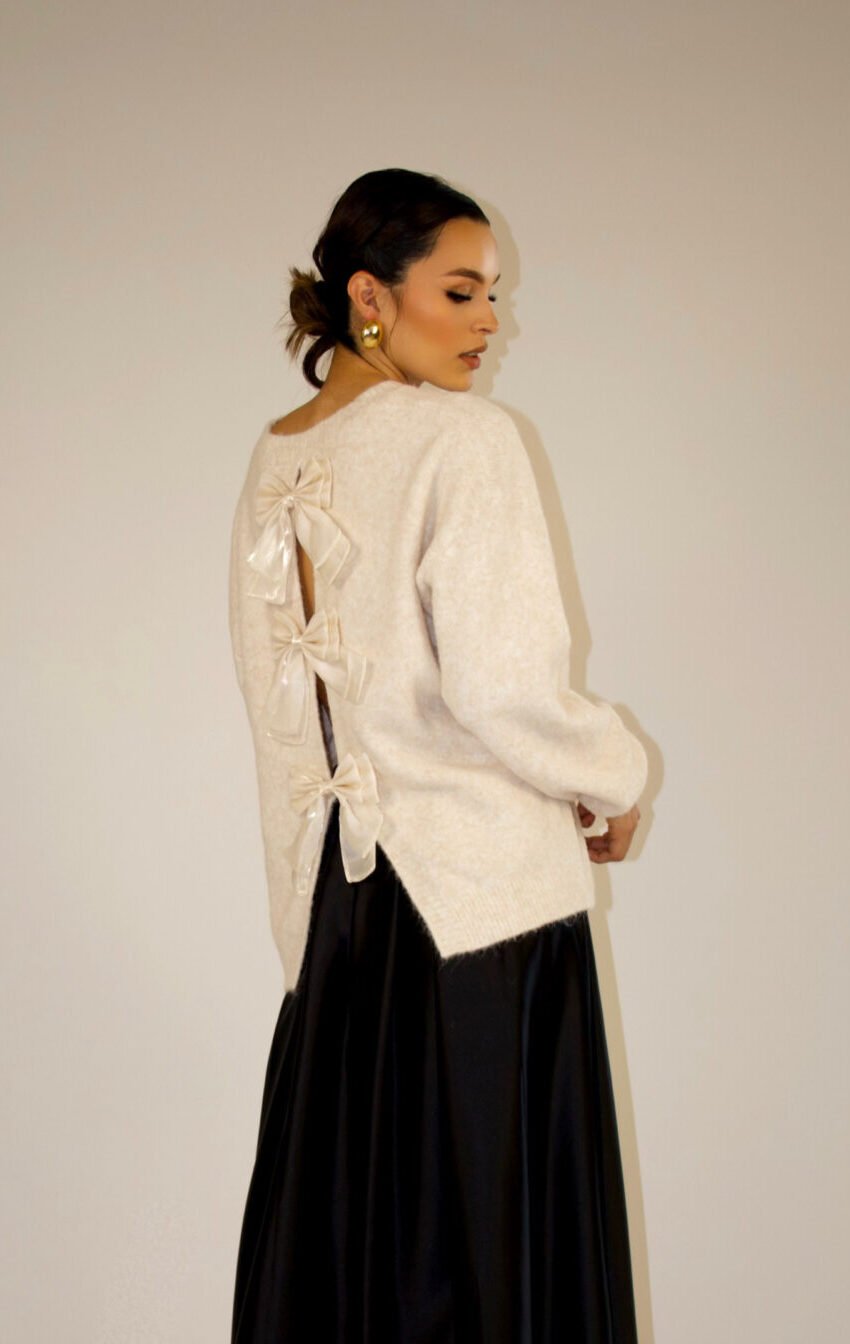 sweter con moños en espalda