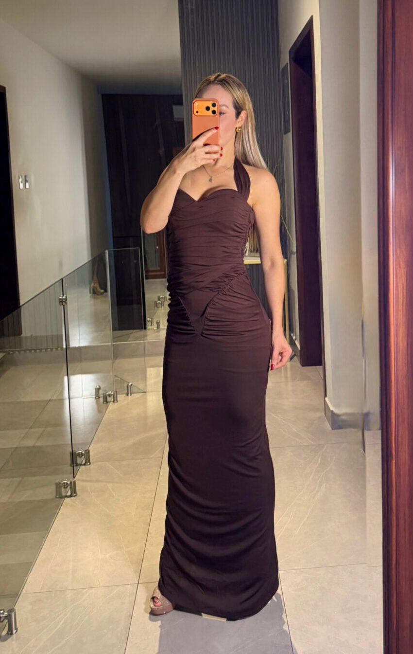 vestido de noche con detalle surcido