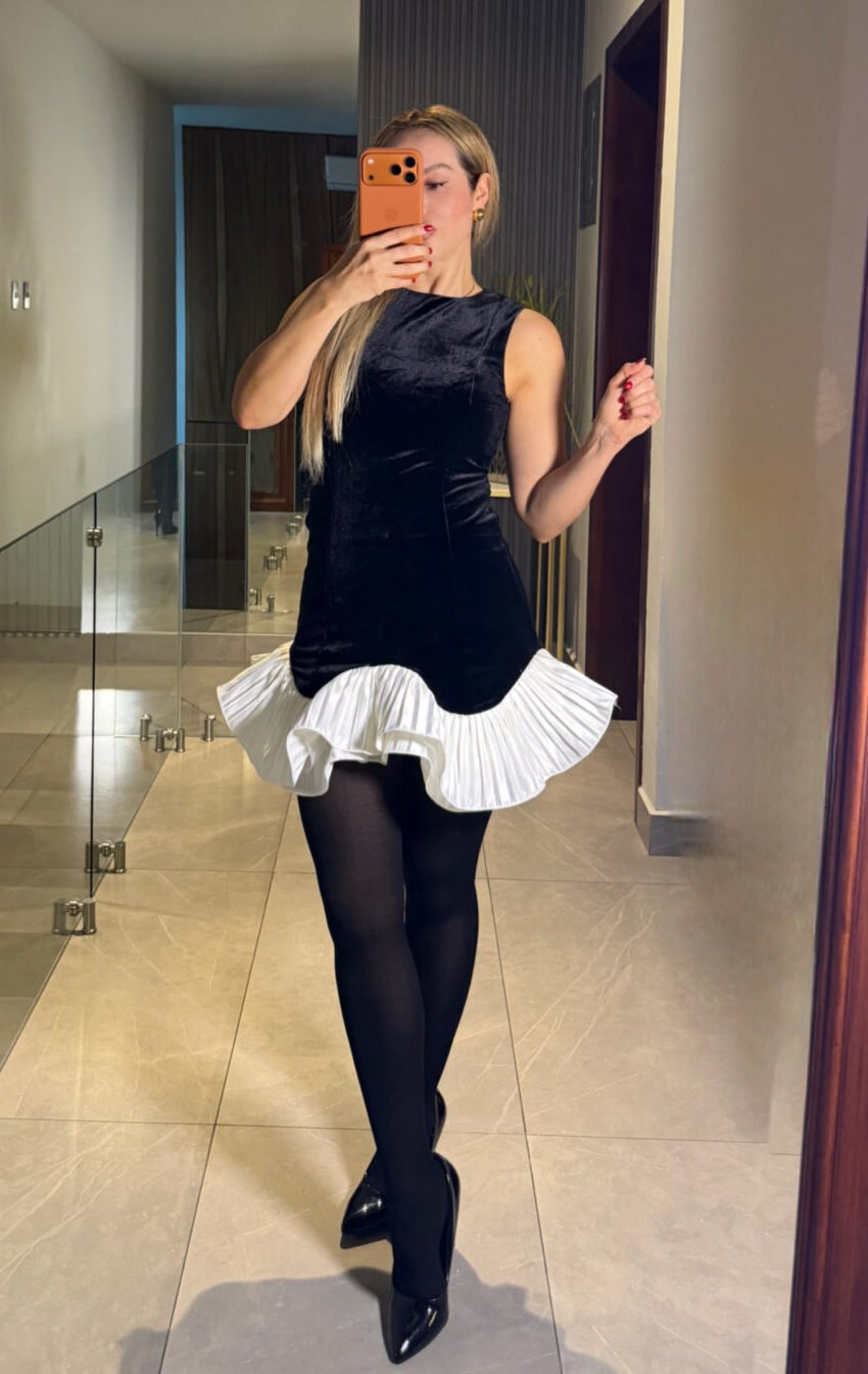 vestido negro de gamuza
